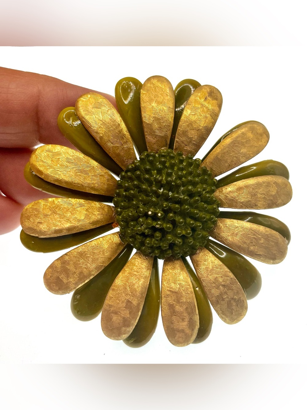 Vintage Green Enamel Flower Brooch Textured Gold Tone Daisy Floral Pin - Picture 6 of 6